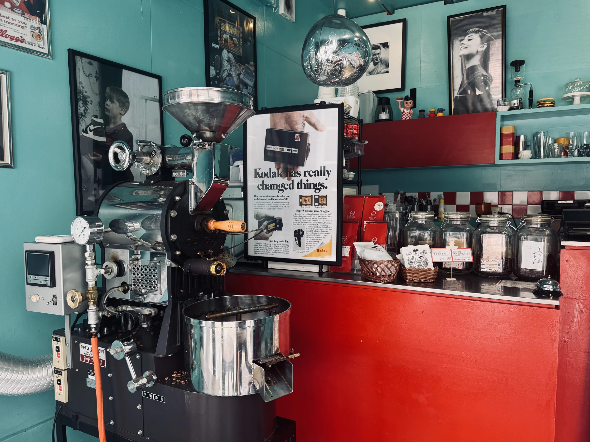 ANGELICA COFFEEの焙煎機と店内